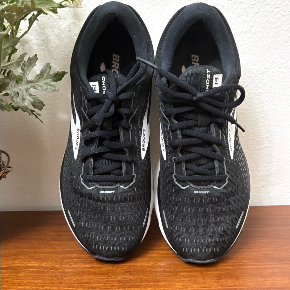 BROOKS WOMENS GHOST 13 RUNNING WALKING SHOES SIZE 9.5 BLACK WHITE ACTIVE GYM - Picture 2 of 11